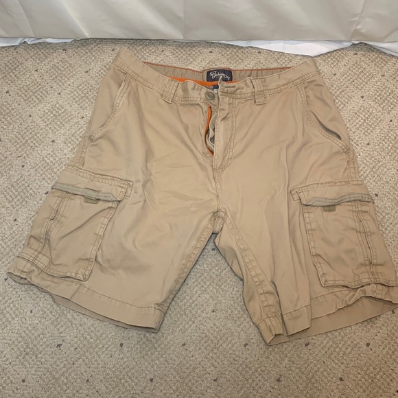 St. John’s Bay khaki cargo shorts - Picture 1 of 4